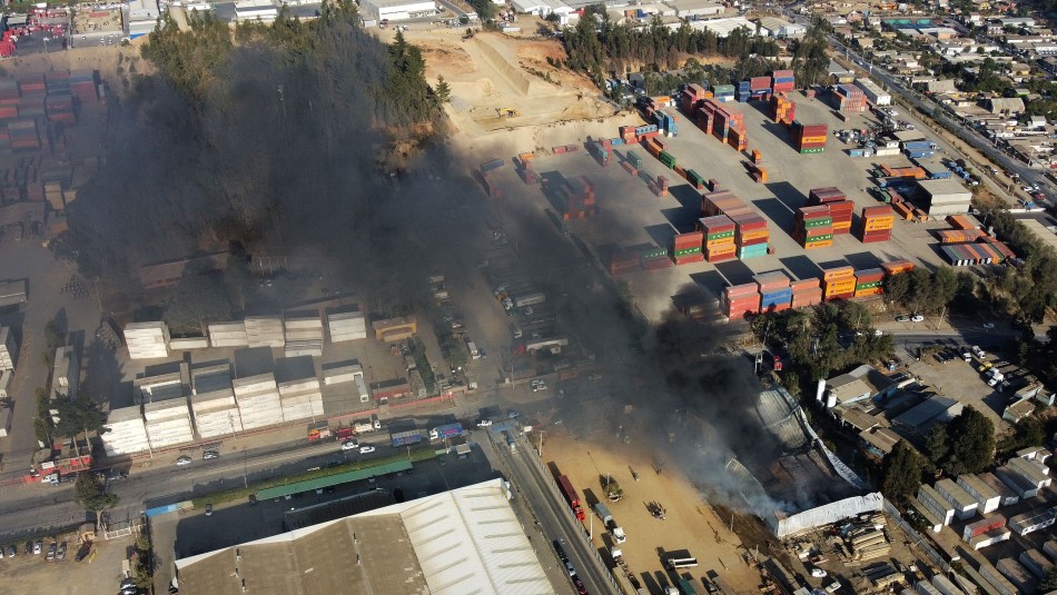 Investigarán intencionalidad en incendio que afecta a conjunto de bodegas en Placilla Investigarán intencionalidad en incendio que afecta a conjunto de bodegas en Placilla