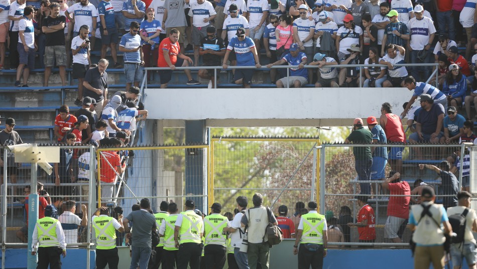 Incidentes Entre Fuerzas Policiales Y Barristas Obligaron A Retrasar Arranque Del Partido Uc O Higgins Meganoticias