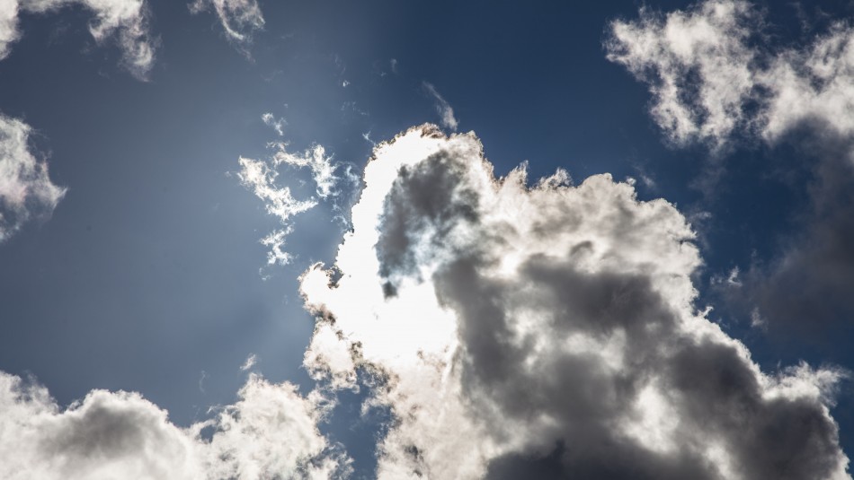 Imagen referencial Concepción con sol entre nubes: Revisa el pronóstico del tiempo