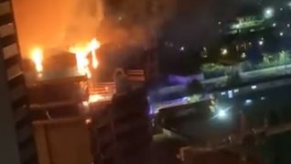 Incendio consume edificio en construcción en la comuna de Las Condes Incendio consume edificio en construcción en la comuna de Las Condes