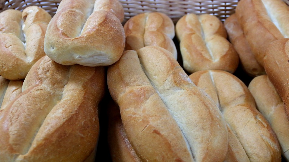 Marraqueta Pan, bebidas y carnes de vacuno son los productos más comprados por los chilenos para comer y beber
