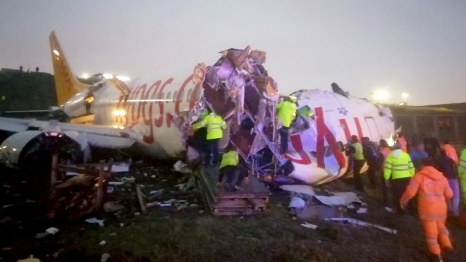 Avión se sale de pista en Turquía al aterrizar y se parte en dos Avión se sale de pista en Turquía al aterrizar y se parte en dos