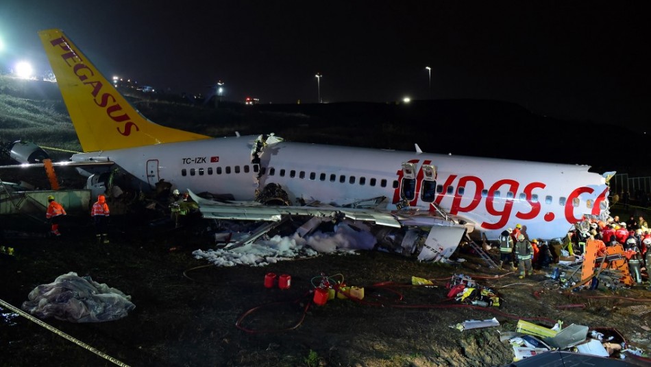 Aumentan a tres los muertos por avión que se partió en tres en Turquía Aumentan a tres los muertos por avión que se partió en tres en Turquía