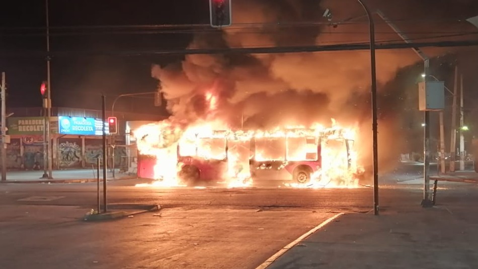 Desconocidos incendian tres buses del Transantiago en Recoleta Desconocidos incendian tres buses del Transantiago en Recoleta