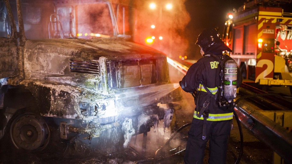 Incendio camiones en La Araucanía Una persona terminó lesionada tras ataque incendiario a camiones en La Araucanía