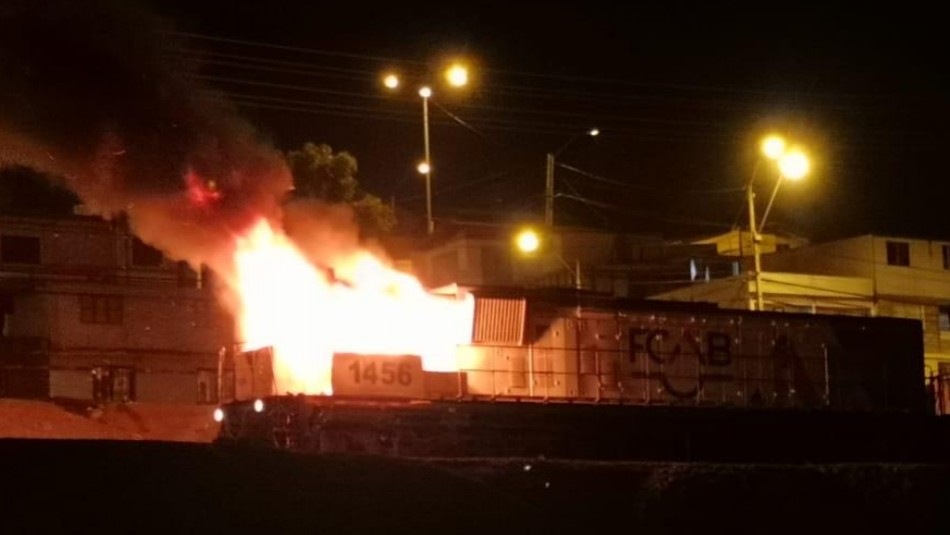 Ataque incendiario a tren: Desconocidos prenden fuego a locomotora en Antofagasta Ataque incendiario a tren: Desconocidos prenden fuego a locomotora en Antofagasta