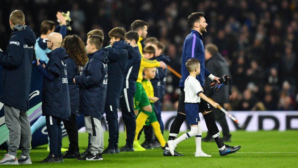 Polemica En El Futbol Ingles Ninos Pagan Altos Precios Para Ingresar A La Cancha Con Los Jugadores Meganoticias