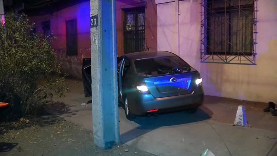 asalto servicentro ñuñoa Persecución de asaltantes termina con auto chocado contra una casa en Ñuñoa