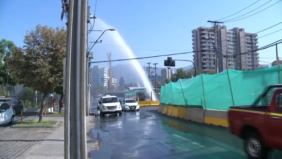 Rotura matriz Concesionaria tras rotura de matriz en Las Condes: Las