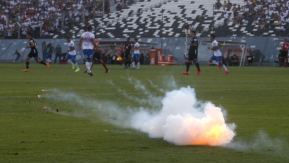 Colo Colo vs. UC: Fuegos artificiales y lanzamientos de teléfonos terminaron por suspender el partido Colo Colo vs. UC: Fuegos artificiales y lanzamientos de teléfonos terminaron por suspender el partido