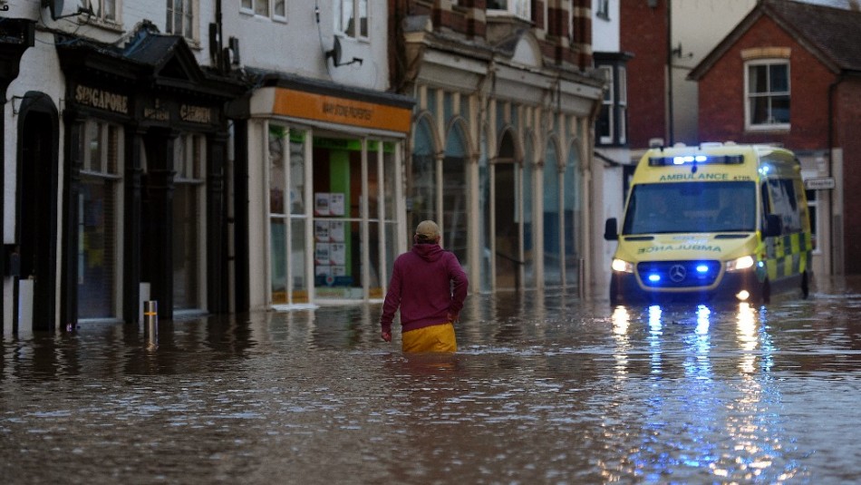 Tormenta Dennis golpea el Reino Unido y Francia y deja un muerto en Gales Tormenta Dennis golpea el Reino Unido y Francia y deja un muerto en Gales