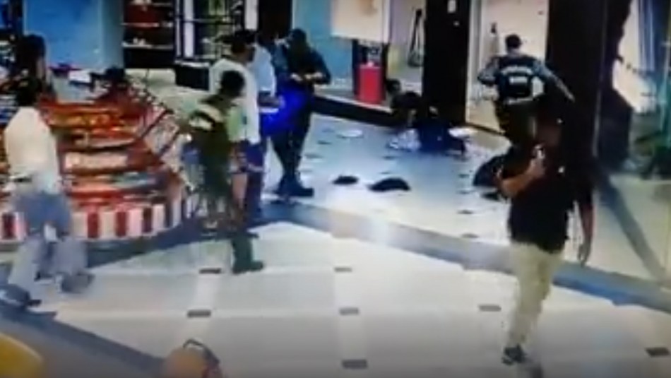 Carabineros y transeúnte frustran robo Video muestra cómo transeúnte y Carabineros frustraron robo en centro comercial de Viña del Mar