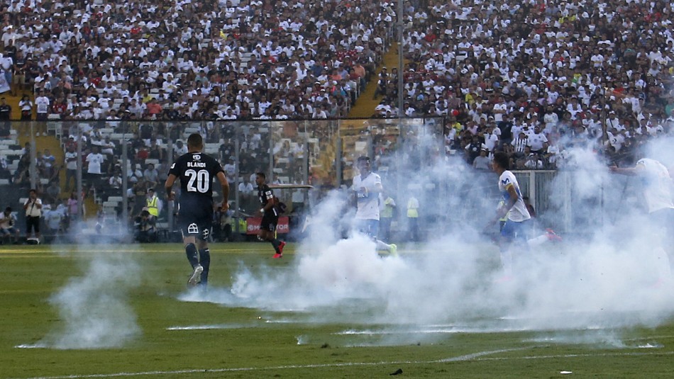 Videos muestran actuar de barristas que obligaron a suspender clásico entre Colo Colo y la UC Videos muestran actuar de barristas que obligaron a suspender clásico entre Colo Colo y la UC