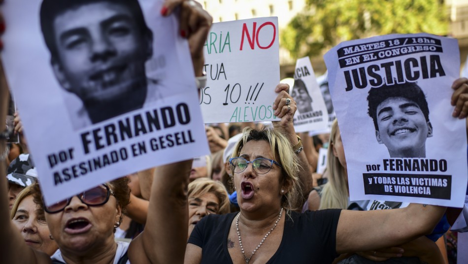 Argentinos salen a las calles para exigir justicia por joven asesinado a golpes por rugbistas Argentinos salen a las calles para exigir justicia por joven asesinado a golpes por rugbistas