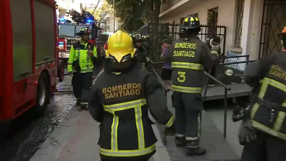 Incendio Incendio en edificio de Santiago obligó a evacuar a residentes