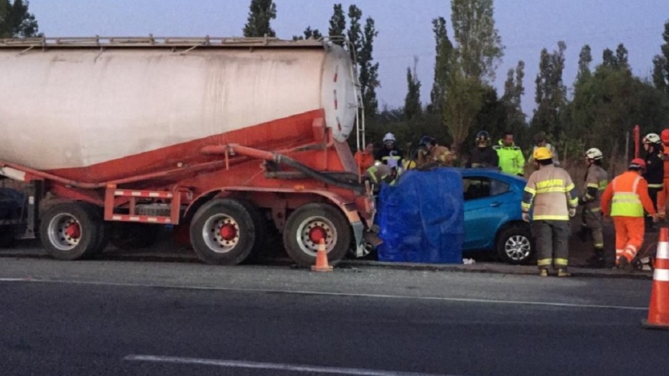 Accidente en Parral Accidente en la ruta 5 sur: 4 personas fallecieron tras choque de auto con camión