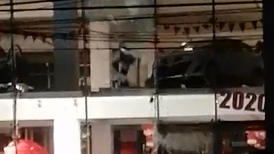 Viña del Mar: Desconocidos atacan automotora y lanzan vehículo a la calle desde un segundo piso Viña del Mar: Desconocidos atacan automotora y lanzan vehículo a la calle desde un segundo piso
