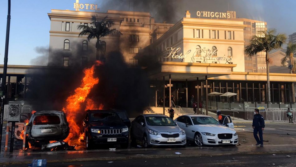 Incidentes en Viña del Mar: 15 carabineros lesionados, 7 vehículos quemados y saqueos Incidentes en Viña del Mar: 15 carabineros lesionados, 7 vehículos quemados y saqueos