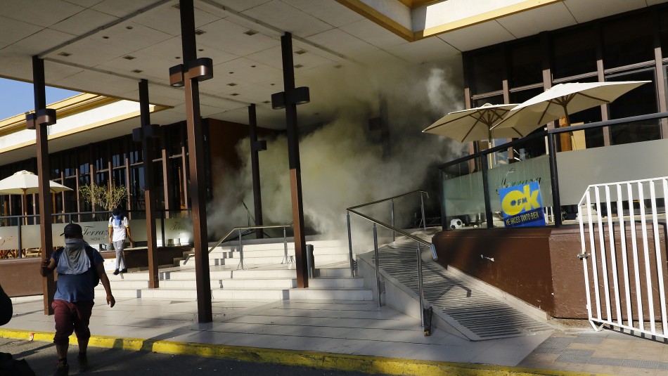 Incidentes en Viña. Encapuchados provocan destrozos en el Hotel O'Higgins de Viña del Mar