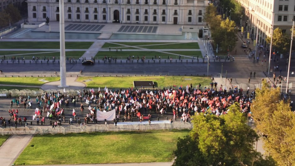 Suspenden tránsito por un eje de la Alameda por manifestación frente a La Moneda Suspenden tránsito por un eje de la Alameda por manifestación frente a La Moneda
