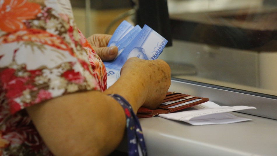 Más de 86 mil familias aún no cobran el Bono ayuda familiar: Revisa cómo hacerlo Más de 86 mil familias aún no cobran el Bono ayuda familiar: Revisa cómo hacerlo
