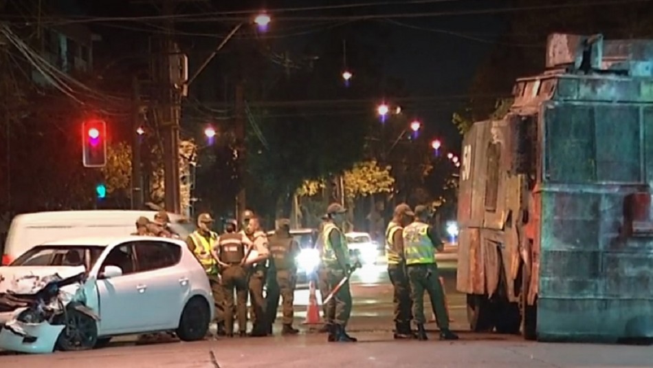 Accidente en Ñuñoa Una lesionada deja choque entre carro lanzaaguas de Carabineros y un auto en Ñuñoa