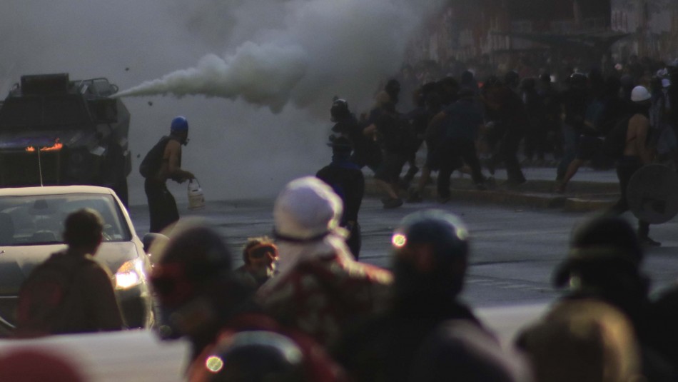 Manifestaciones en Plaza Italia Carabineros y menor lesionado en Plaza Italia: