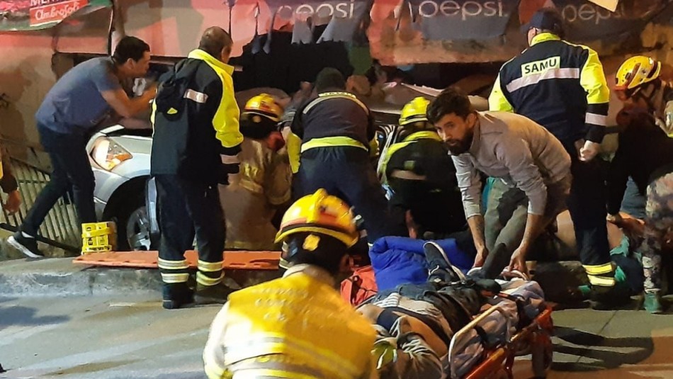Auto queda incrustado en local comercial y deja tres fallecidos en Lirquén Auto queda incrustado en local comercial y deja tres fallecidos en Lirquén