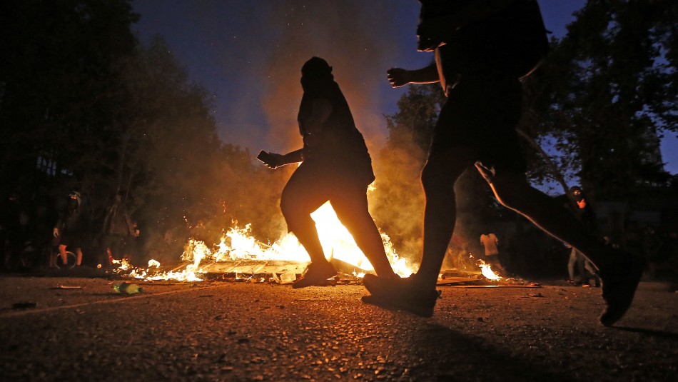 Incidentes Santiago Saqueos, barricadas y un manifestante atropellado fue el saldo tras diversos incidentes en Santiago