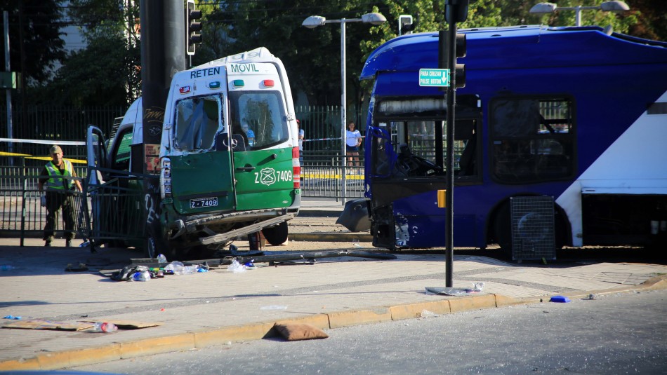 Carabinera se encuentra grave tras choque entre bus del Transantiago y retén móvil Carabinera se encuentra grave tras choque entre bus del Transantiago y retén móvil