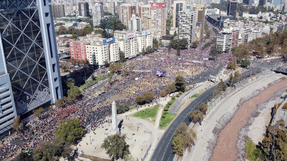 8M: Imágenes aéreas muestran multitudinaria convocatoria antes de comenzar la marcha en Santiago 8M: Imágenes aéreas muestran multitudinaria convocatoria antes de comenzar la marcha en Santiago