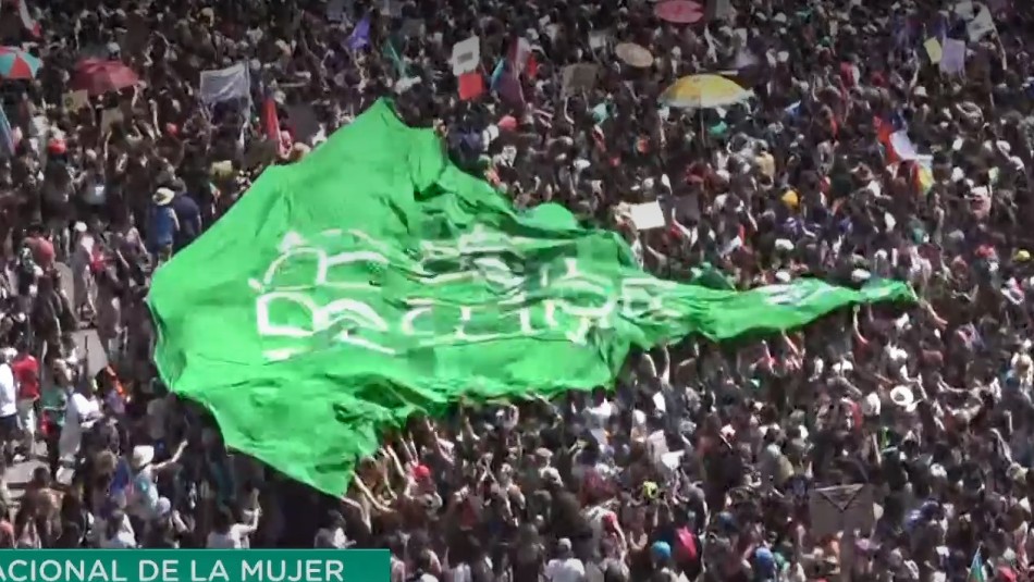 Marcha 8M: Depliegan enorme pañuelo verde en una repleta Plaza Italia Marcha 8M: Depliegan enorme pañuelo verde en una repleta Plaza Italia