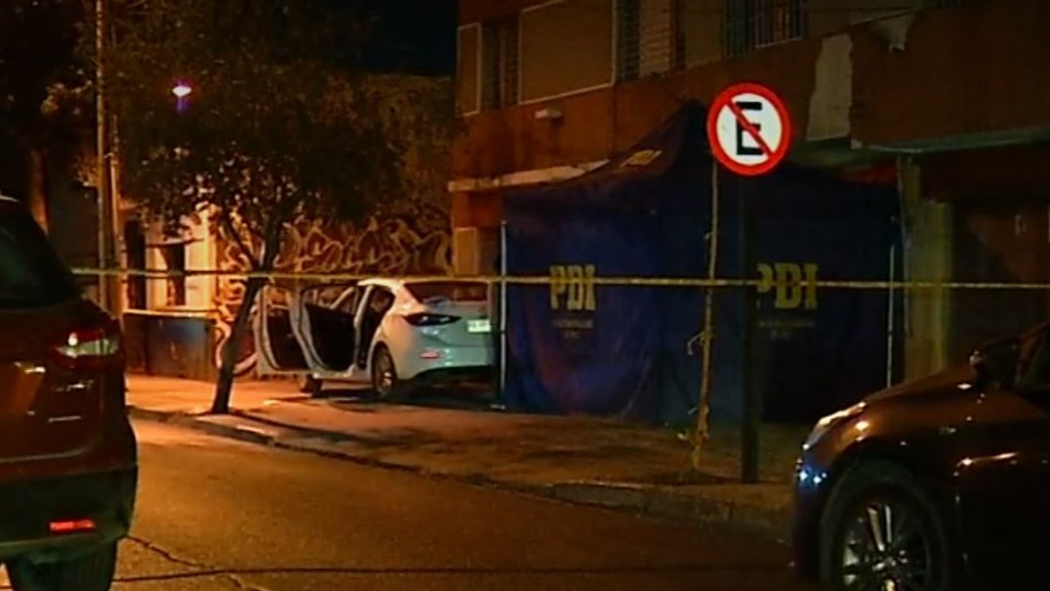 Hombre murió baleado mientras estaba estacionado en la comuna de Santiago Hombre murió baleado mientras estaba estacionado en la comuna de Santiago