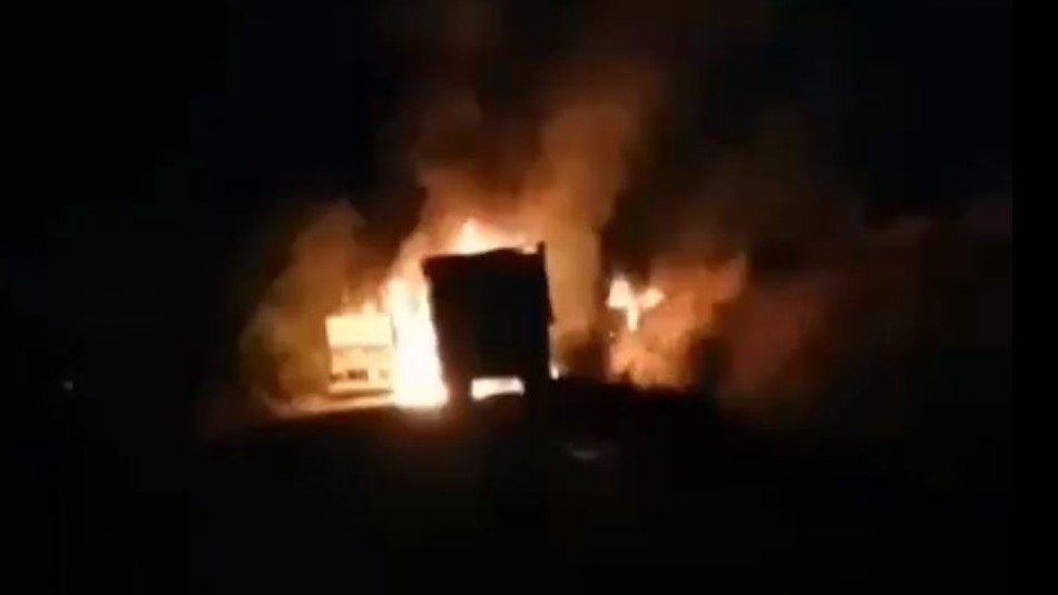 Cinco camiones fueron quemados tras ataque incendario en Collipulli Cinco camiones fueron quemados tras ataque incendario en Collipulli