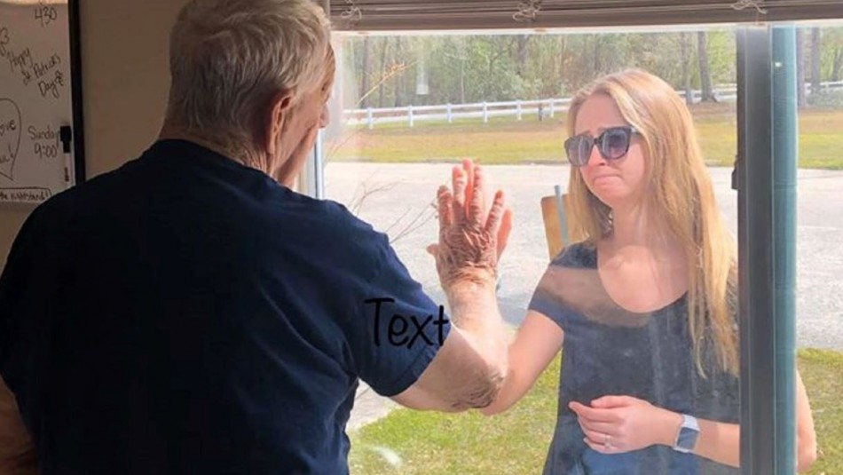 Se comprometió y le dio la noticia desde una ventana a su abuelo aislado por el coronavirus Se comprometió y le dio la noticia desde una ventana a su abuelo aislado por el coronavirus