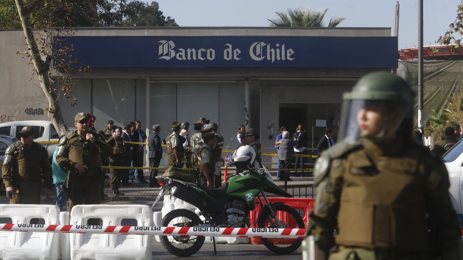 Asalto Asalto a sucursal bancaria en Estación Central deja dos carabineros heridos