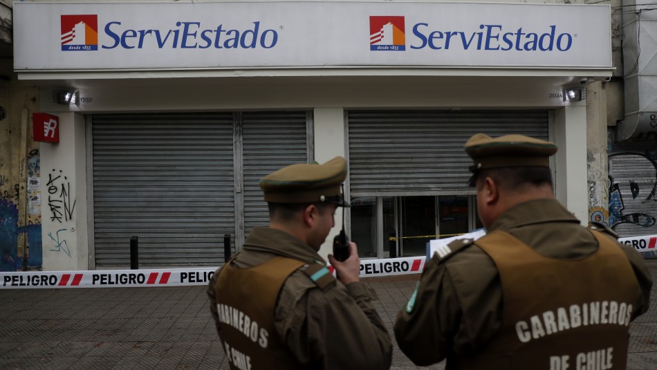 Imagen referencial Intimidaron con armas a clientes y guardias: Asaltantes robaron $170 millones desde sucursal ServiEstado en Maipú