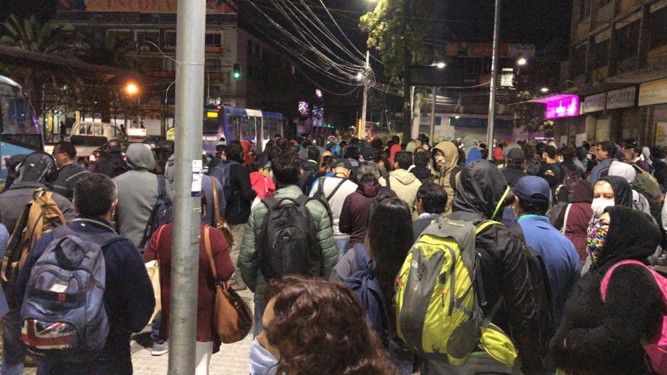 Paraderos llenos Aglomeraciones en paraderos y estaciones de Metro se registraron este lunes en Santiago