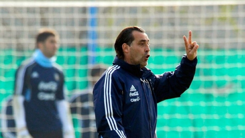 Colo Colo Batista se acerca al banco de Colo Colo.