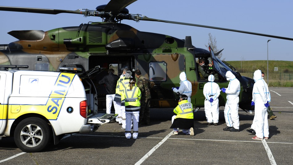 Francia traslada pacientes con COVID-19 a Alemania en helicópteros militares