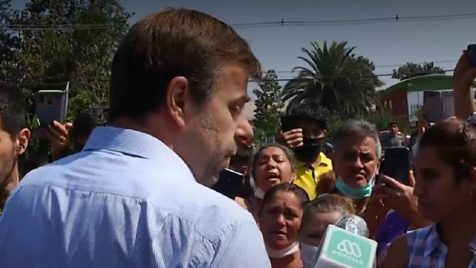 Germán Codina con vecinos de Puente Alto Vecinos de Puente Alto encaran a alcalde Codina por brote de coronavirus en hogar de ancianos