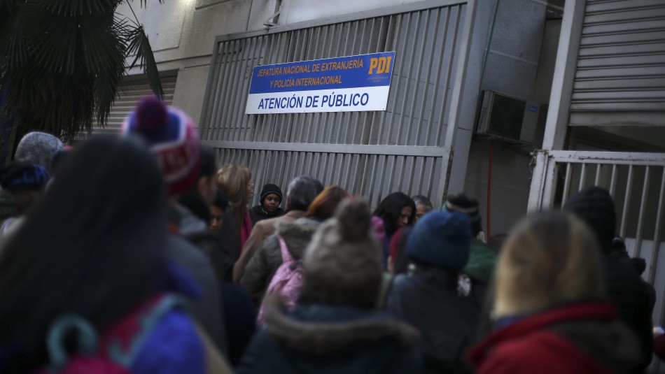 Imagen referencial de archivo Extensión de cédulas y digitalización de trámites: Las medidas que beneficiarán a migrantes en Chile