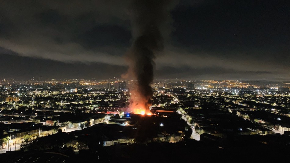 Violento incendio afectó al menos tres viviendas en La Legua Violento incendio afectó al menos tres viviendas en La Legua