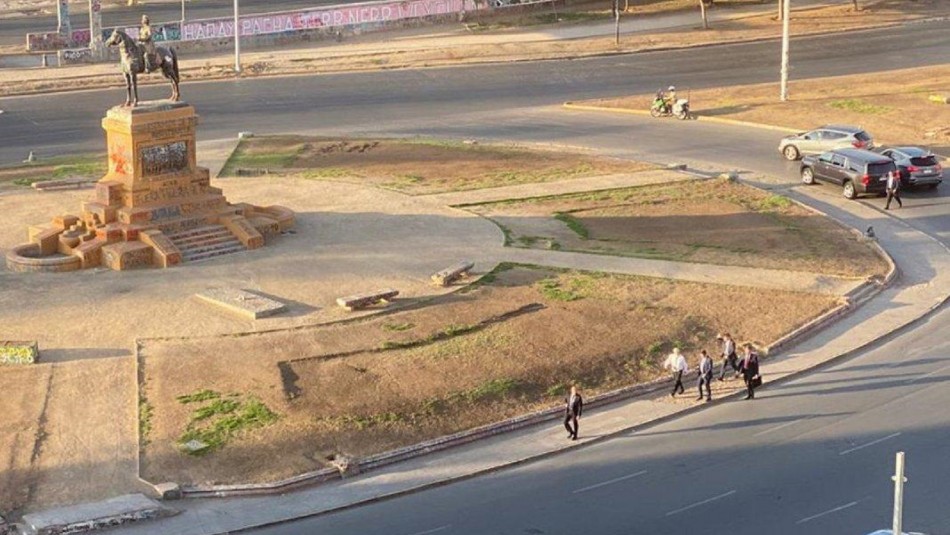 Presidente Sebastián Piñera es captado caminando en Plaza Italia Presidente Sebastián Piñera es captado caminando en Plaza Italia