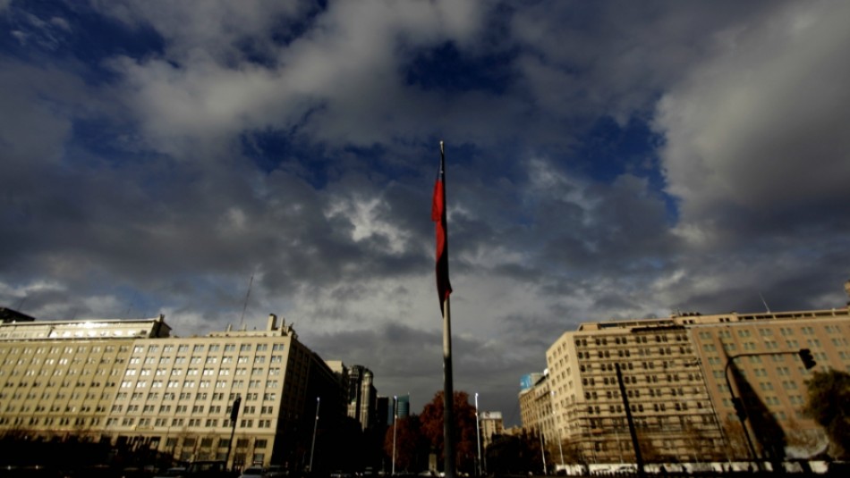 Imagen referencial Santiago con sol entre nubes: Revisa el pronóstico del tiempo