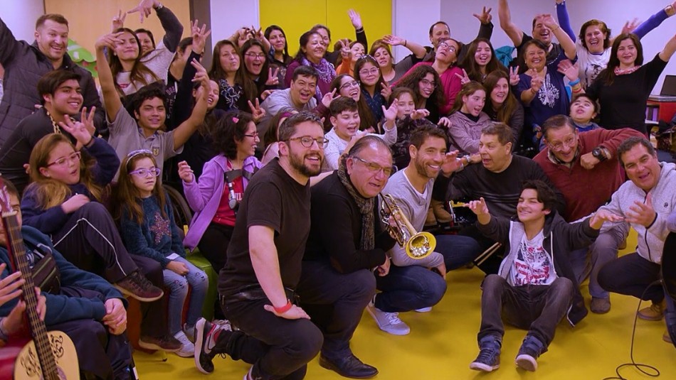 La Sonora de Tommy Rey y pacientes de Teletón sorprendieron cantando La Sonora de Tommy Rey y pacientes de Teletón sorprendieron cantando