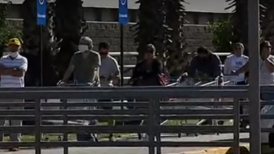 Largas filas se registraron este domingo en supermercados de la capital Se registraron largas filas desde temprano para entrar a supermercados de Ñuñoa y Maipú