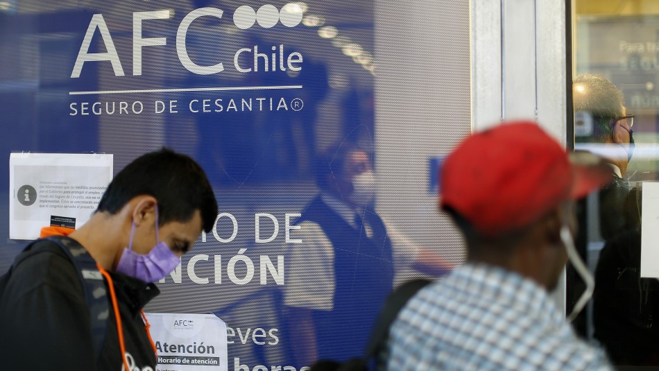 Siguen las largas filas para cobrar el seguro de cesantía Siguen las largas filas para cobrar el seguro de cesantía