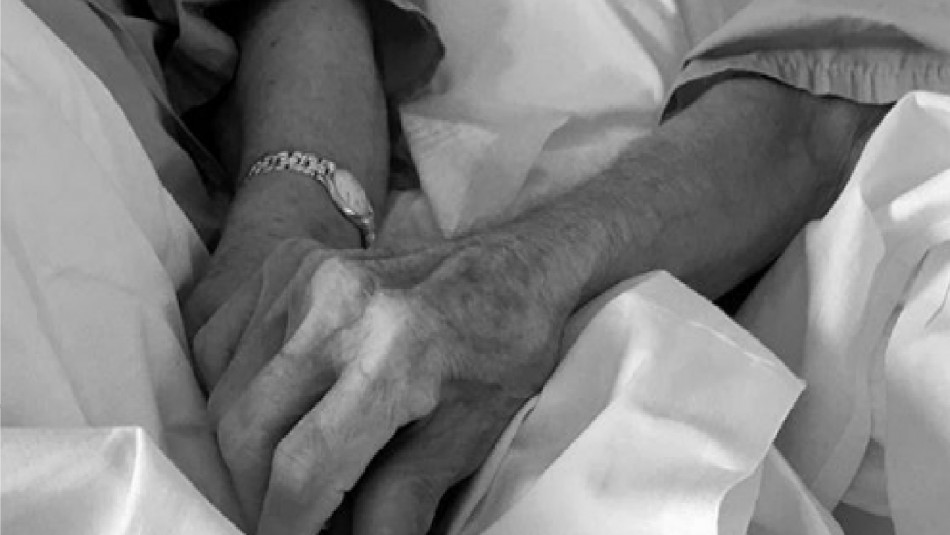 Pareja de ancianos permanecen tomados de las manos en hospital de España mientras luchan contra el coronavirus Pareja de ancianos permanecen tomados de las manos en hospital de España mientras luchan contra el coronavirus