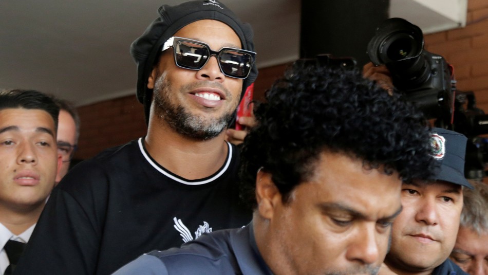 Ronaldinho Ronaldinho ya cumple un mes recluido en Paraguay.